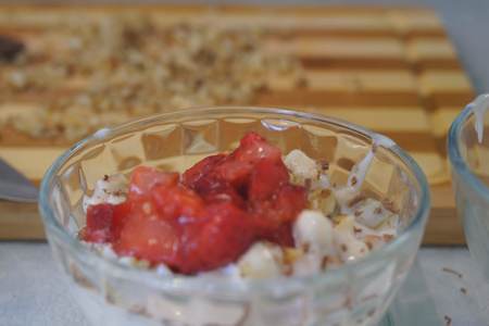 Фруктово-ягодный салат с йогуртом: фото шаг 9