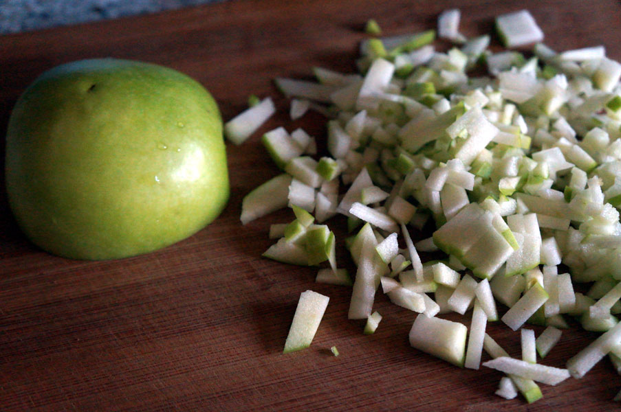 Салат с сельдереем, яблоком и капустой