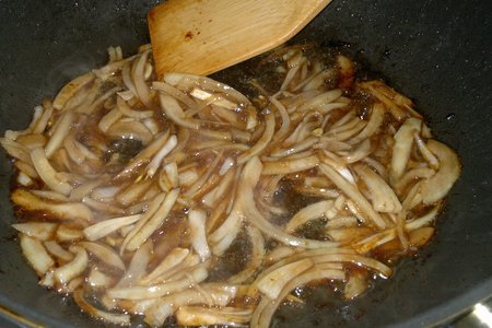 Колбаски с карамелизированным луком в тортильях #махеевънаприроде: шаг 5