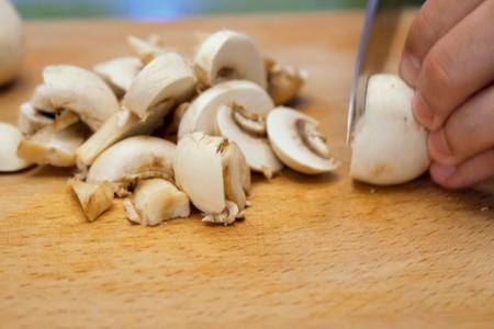 Быстрая пицца с грибами и ветчиной на сковороде: шаг 2
