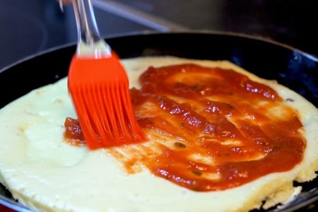 Быстрая пицца с грибами и ветчиной на сковороде: шаг 5
