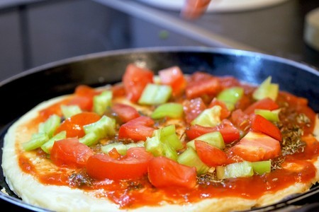 Быстрая пицца с грибами и ветчиной на сковороде: шаг 6