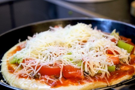 Быстрая пицца с грибами и ветчиной на сковороде: шаг 7
