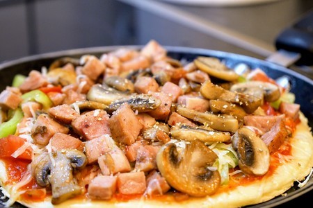 Быстрая пицца с грибами и ветчиной на сковороде: шаг 8
