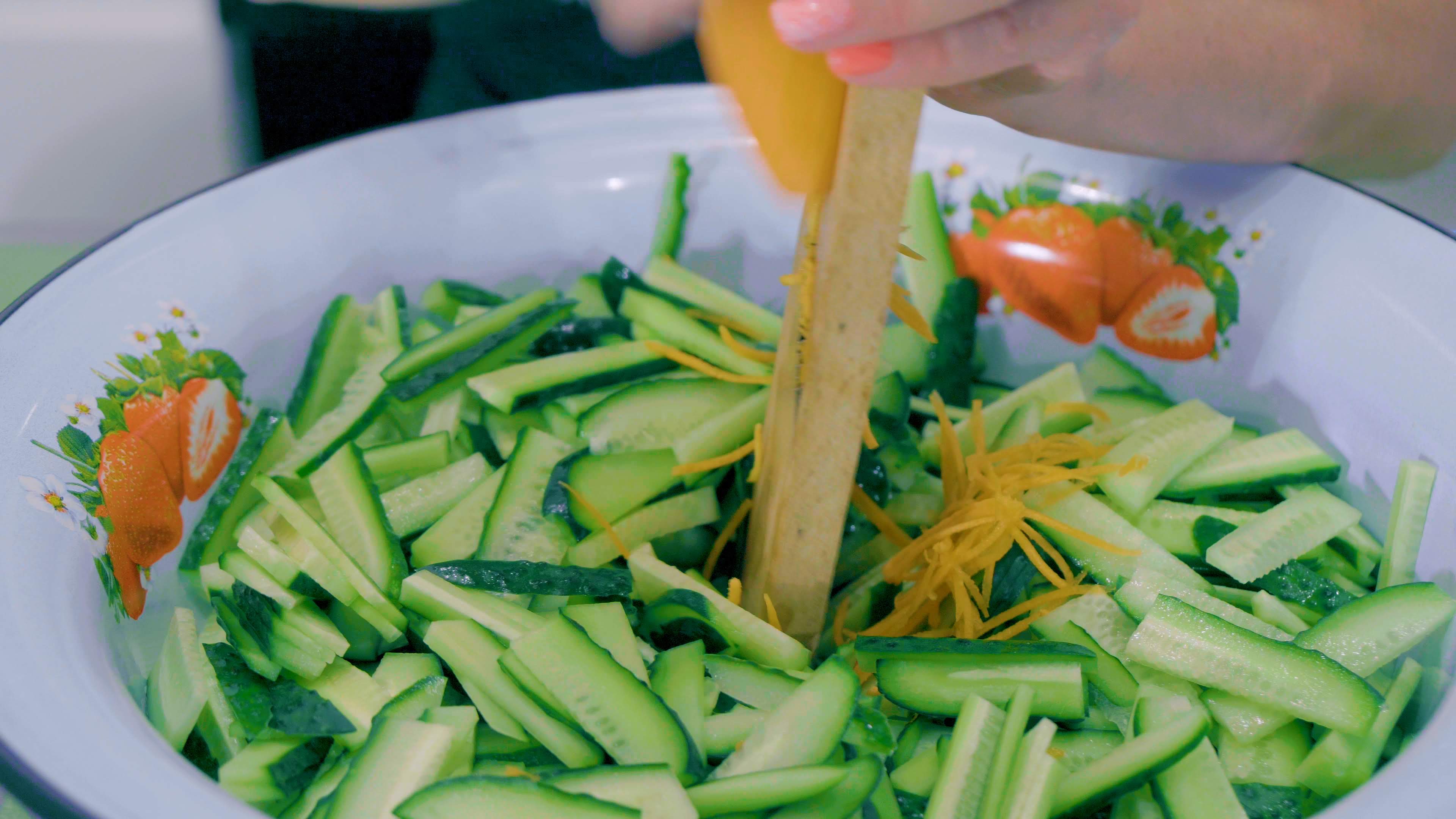 Салат из огурцов с морковью на зиму по-корейски