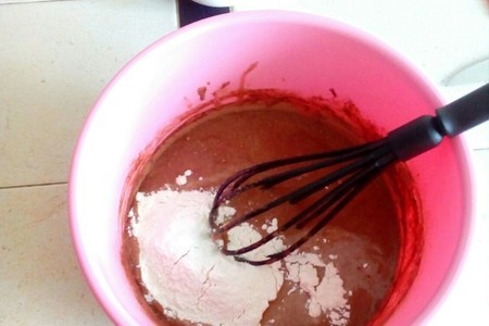 Шоколадные кексы с клубникой: шаг 5