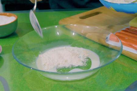 Закуска из крабовых палочек с сыром: шаг 1