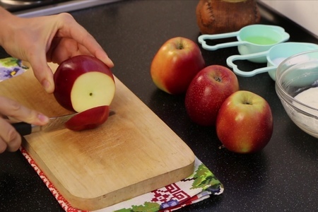 Запеченные яблоки с творогом под хрустящим безе: шаг 3