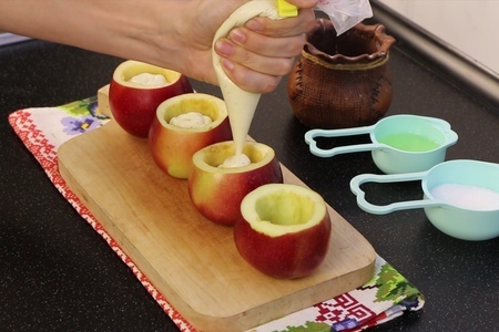 Запеченные яблоки с творогом под хрустящим безе: шаг 5