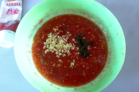 Шашлык, маринованный с помидорами, чесноком и аджикой: шаг 2