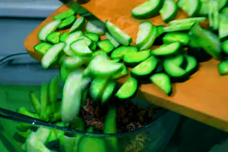 Полезный летний салат с тунцом и свежими огурцами: шаг 3