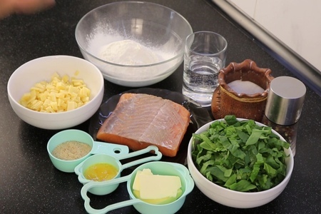 Штрудель с лососем, шпинатом и сыром: шаг 1