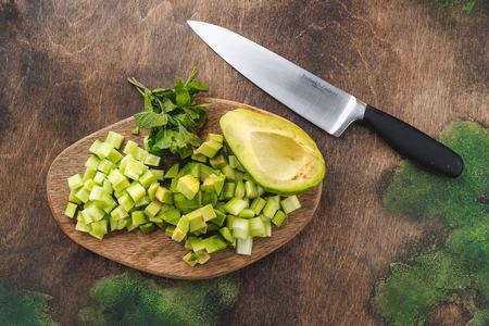 Зеленый салат с кедровыми орехами: шаг 1