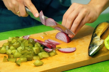 Салат из копченой скумбрии с маринованными огурцами: шаг 2