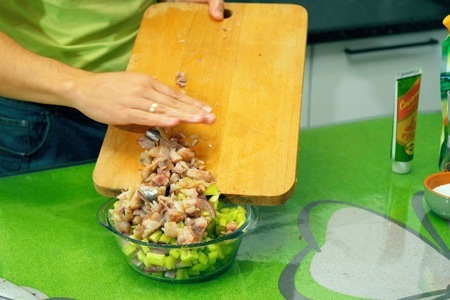 Салат из копченой скумбрии с маринованными огурцами: шаг 5