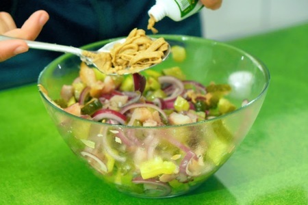 Салат из копченой скумбрии с маринованными огурцами: шаг 6