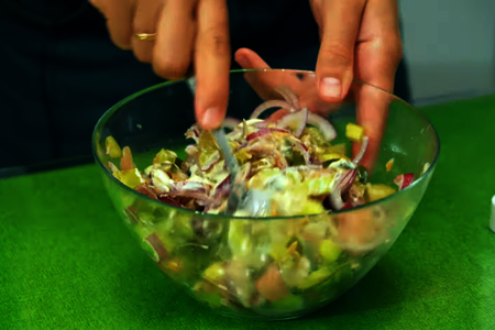 Салат из копченой скумбрии с маринованными огурцами: шаг 7