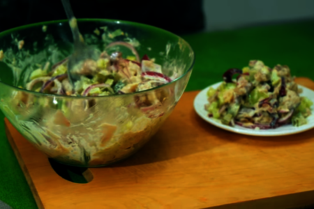Салат из копченой скумбрии с маринованными огурцами: шаг 8