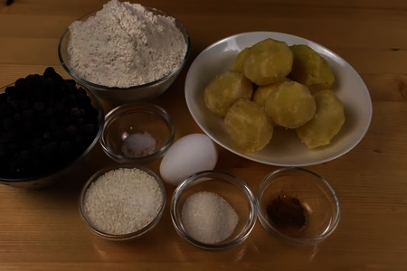 Картофельные клецки с кокосом и черникой: шаг 1