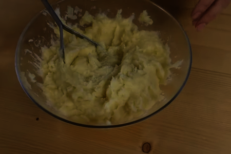 Куриная голень в картофельном тесте: шаг 2