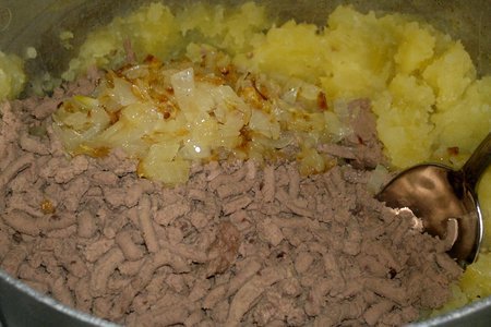 Пирожки с картошкой и куриной печёнкой: шаг 5