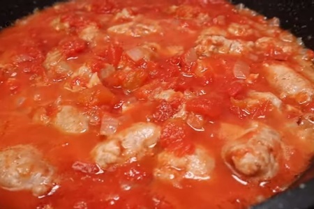 Паста с томатным соусом и колбасками: шаг 1