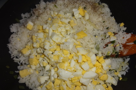 Пирог из слоёного теста с рисом, яйцами и зелёным луком: шаг 4