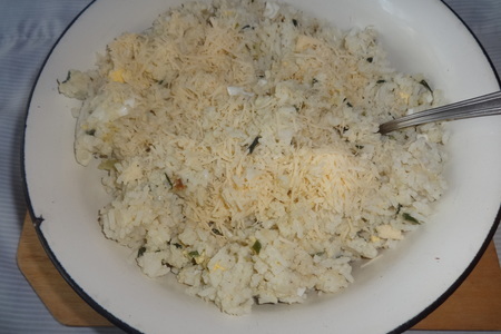 Пирог из слоёного теста с рисом, яйцами и зелёным луком: шаг 7