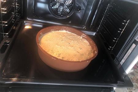 Заливной пирог на кефире с луком и яйцами: шаг 7
