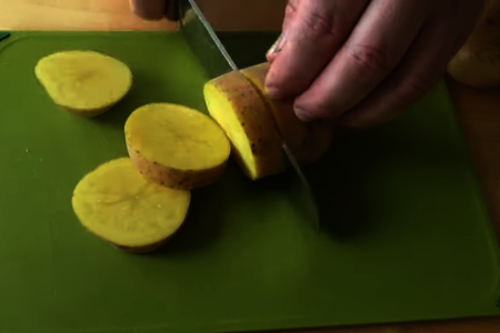 Запеченный картофель в духовке с чесноком и укропом: шаг 2