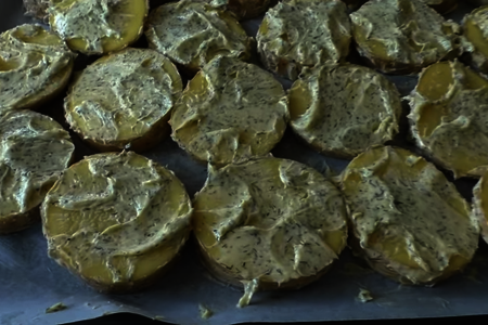 Запеченный картофель в духовке с чесноком и укропом: шаг 4