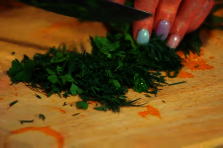 Жареные кабачки с чесноком и зеленью по-домашнему: шаг 6