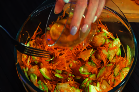 Острый салат из кабачков с морковью по-корейски: шаг 7