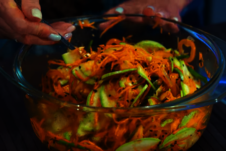 Острый салат из кабачков с морковью по-корейски: шаг 9
