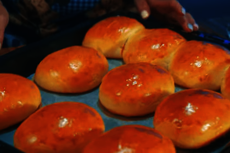 Сладкие дрожжевые пирожки на кефире с абрикосами: шаг 8
