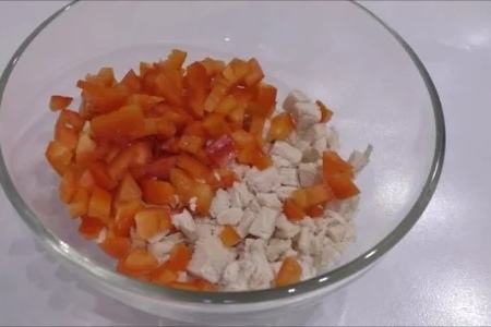 Салат из куриной грудки с сухариками: фото шаг 2