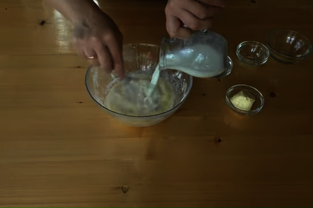 Пирог на кефире с вишней и кремом: шаг 1