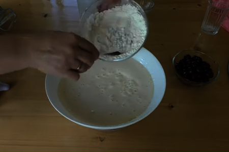 Пирог на кефире с вишней и кремом: шаг 3