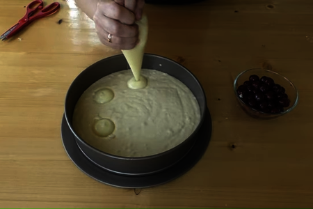Пирог на кефире с вишней и кремом: шаг 4