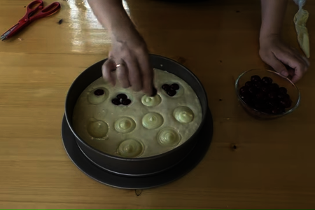 Пирог на кефире с вишней и кремом: шаг 5