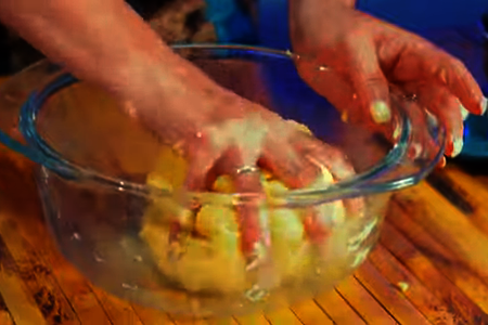 Песочный пирог с сочными ягодами и нежной сметаной: шаг 3
