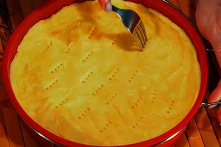 Песочный пирог с сочными ягодами и нежной сметаной: шаг 4