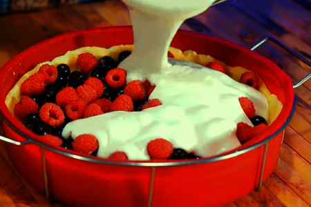 Песочный пирог с сочными ягодами и нежной сметаной: шаг 7