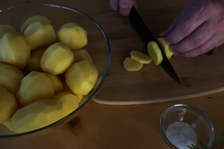 Картофель с чесноком в духовке: шаг 1