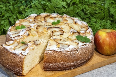 Бисквитный пирог с яблоками и корицей в духовке: шаг 9
