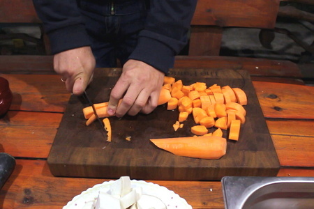 Говядина томленая с овощами и грибами еринги в чугунке, тушеное мясо: шаг 2