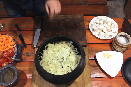 Говядина томленая с овощами и грибами еринги в чугунке, тушеное мясо: шаг 3