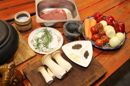 Говядина томленая с овощами и грибами еринги в чугунке, тушеное мясо: шаг 8