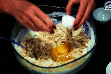 Заварное тесто для пельменей с куриным яйцом на кипятке: шаг 5