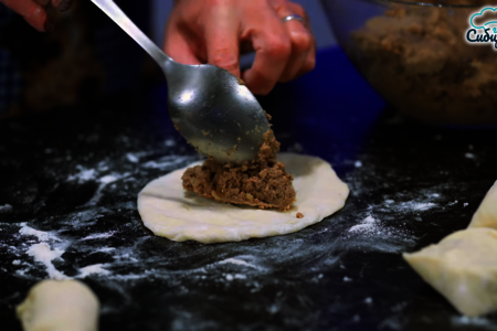 Жареные пирожки с печенью и картошкой из теста на кефире: шаг 7